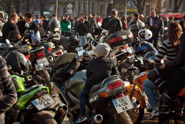 Chernivtsi, Ukrayna, 26 Ekim 2019. Bisiklet Festivali. Şehrin merkez meydanında motosikletçilerle buluşacağız. Birçok insan motosiklet şovunu izleyecekti..