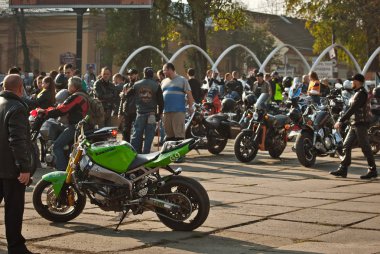 Chernivtsi, Ukrayna, 26 Ekim 2019. Bisiklet Festivali. Şehrin merkez meydanında motosikletçilerle buluşacağız. Birçok insan motosiklet şovunu izleyecekti..