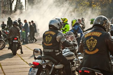 Chernivtsi, Ukrayna, 26 Ekim 2019. Bisiklet Festivali. Şehrin merkez meydanında motosikletçilerle buluşacağız. Birçok insan motosiklet şovları izler. Sokak dumanlı. İnsan siluetleri.