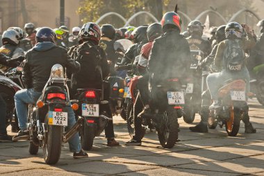 Chernivtsi, Ukrayna, 26 Ekim 2019. Bisiklet Festivali. Şehrin merkez meydanında motosikletçilerle buluşacağız. Birçok insan motosiklet şovları izler. Sokak dumanlı. İnsan siluetleri.