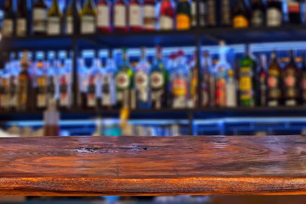 Drewniana Deska Tle Butelek Alkoholem Stary Bar Licznik Jako Układ — Zdjęcie stockowe