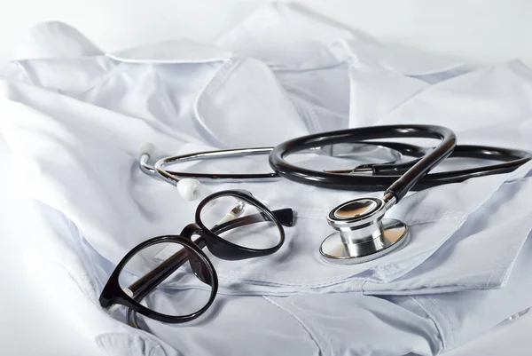 Czarny Stetoskop Białej Sukni Medycznej Czarne Okrągłe Okulary Pobliżu Sprzętu — Zdjęcie stockowe