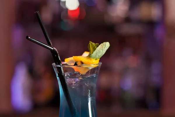 Niebieski Koktajl Ladzie Pić Martini Gin Rum Tequilę Owoce Koktajl — Zdjęcie stockowe