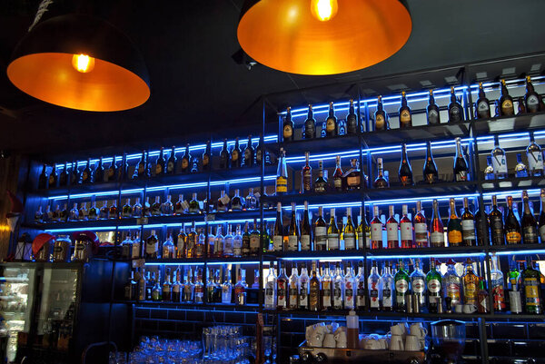 Черновцы, Украина. 30 декабря 2019 года. Бар: Goira. ул. Героев Майдану. 2В. Бутылки с алкоголем освещаются синим неоновым светом
.