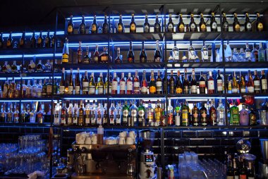 Chernivtsi, Ukrayna. 30 Aralık 2019. Bar: Goira. Heroiv Maidanu Caddesi. 2 v. Alkol şişeleri mavi neon ışıkla aydınlatılır..