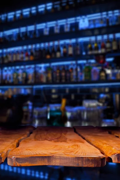 Papan Kayu Latar Belakang Botol Dengan Alkohol Old Bar Counter — Stok Foto