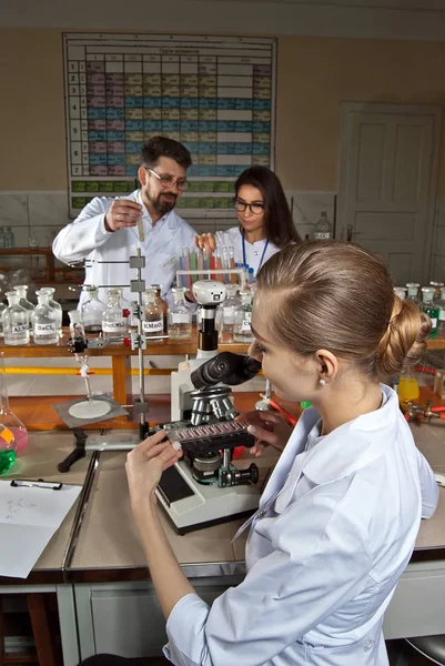 Team Scientists Works Laboratory Man Woman White Bathrobes Background Periodic — Stock Photo, Image