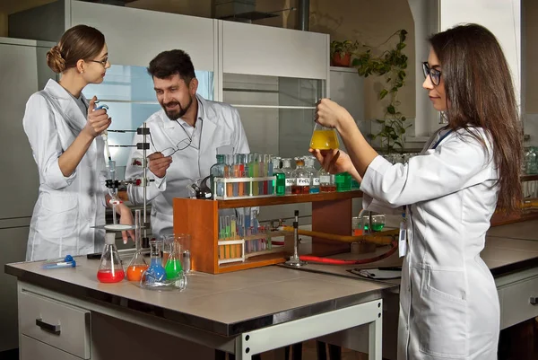 Equipo Científicos Trabaja Laboratorio Científicos Realizan Experimentos Química — Foto de Stock