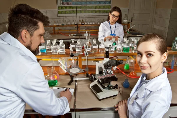 Equipo Científicos Trabaja Laboratorio Hombre Mujer Batas Blancas Sobre Fondo — Foto de Stock