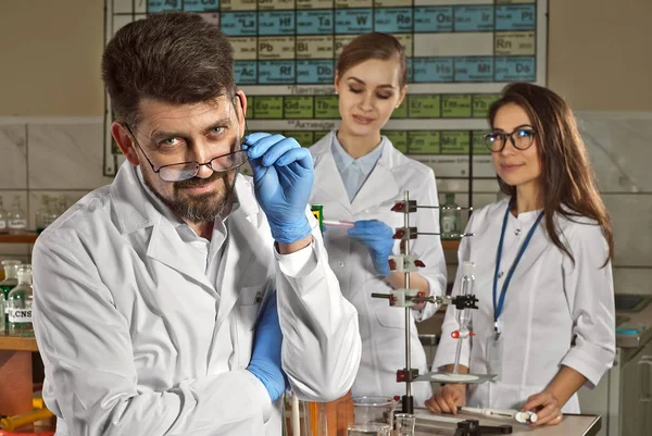 Equipo Científicos Trabaja Laboratorio Hombre Mujer Batas Blancas Sobre Fondo — Foto de Stock