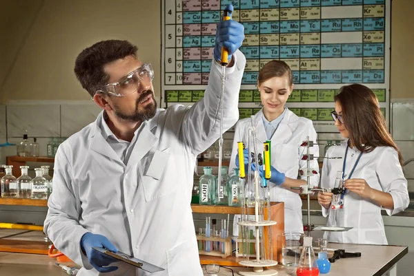 Equipo Científicos Trabaja Laboratorio Hombre Mujer Batas Blancas Sobre Fondo — Foto de Stock