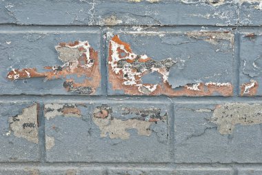 Eski kirli dokular, çatlak beton duvarlar.