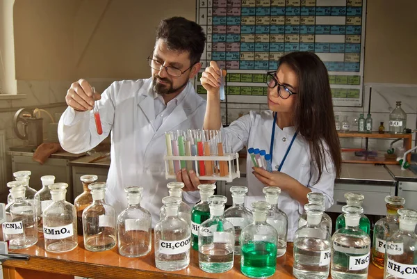 Equipo Científicos Trabaja Laboratorio Hombre Mujer Batas Blancas Sobre Fondo — Foto de Stock