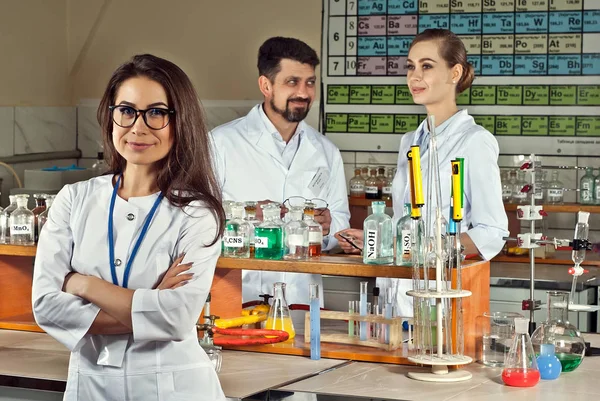 Equipo Científicos Trabaja Laboratorio Hombre Mujer Batas Blancas Sobre Fondo — Foto de Stock