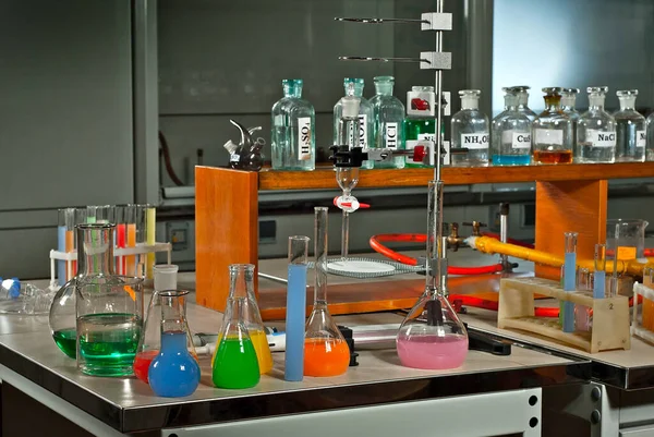 Kémiai Laboratórium Lombikokkal Kémcsövekkel Kémiai Reagensek Kísérletekhez — Stock Fotó