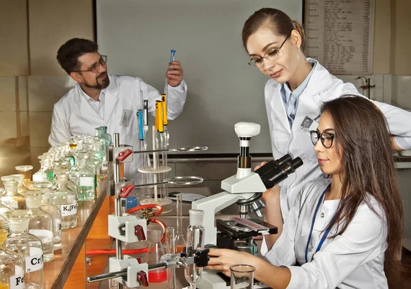 Equipo Científicos Trabajando Laboratorio Los Asistentes Realizan Experimentos Químicos Chica — Foto de Stock