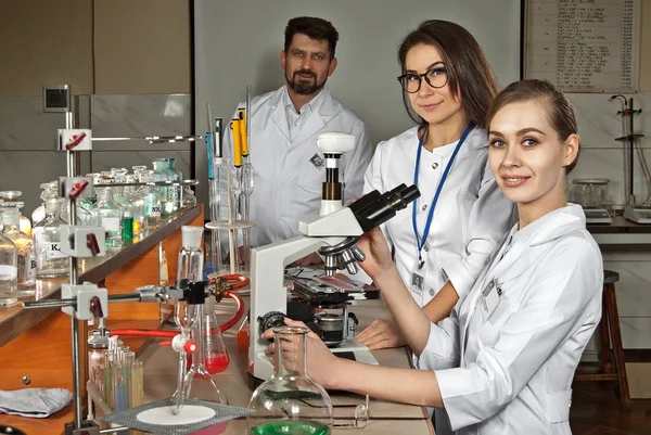 Equipo Científicos Trabajando Laboratorio Los Asistentes Realizan Experimentos Químicos Chica — Foto de Stock