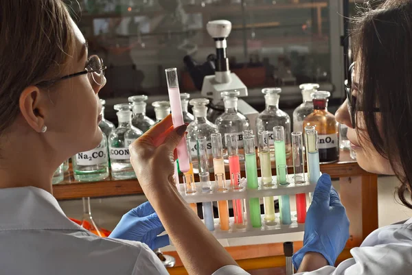 Equipo Científicos Trabaja Laboratorio Científicos Realizan Experimentos Química — Foto de Stock