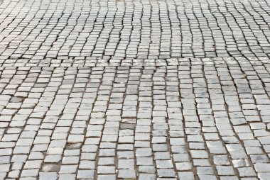 Şehirdeki caddeyi geziyor. Eski döşeme taşlarının değiştirilmesi. Onarım. Yollardaki çukurlar, eski hasarlı kaldırım taşları..
