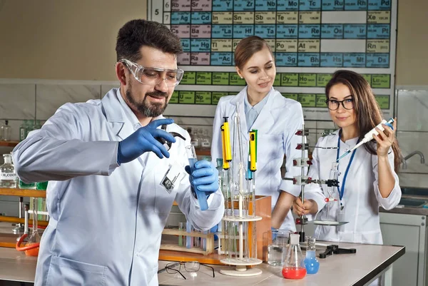 Equipo Científicos Trabaja Laboratorio Hombre Mujer Batas Blancas Sobre Fondo — Foto de Stock