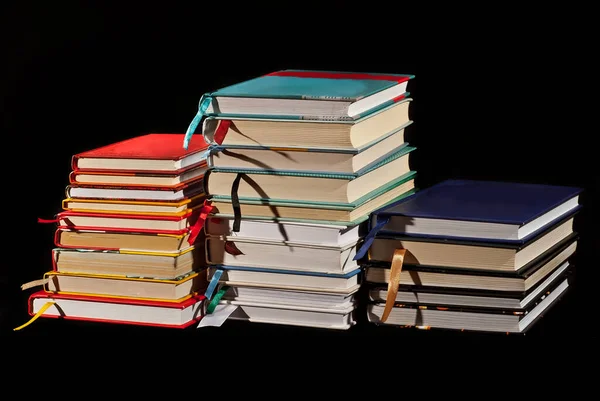 Veel Hardcover Boeken Zwarte Achtergrond Stapel Boeken Met Witte Gele — Stockfoto