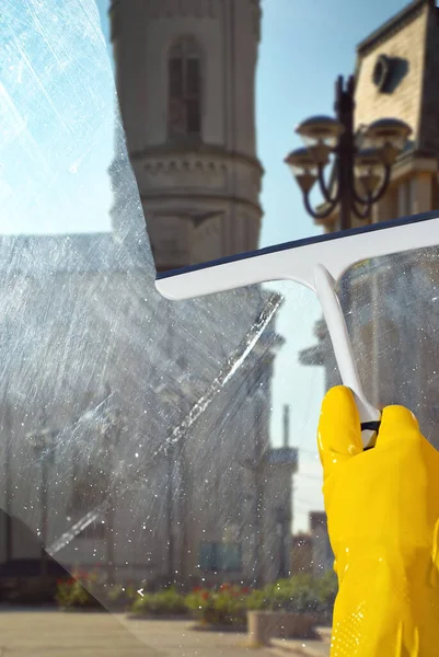 Sarı Lastik Eldiven Takın Temizlikçi Pencereyi Temizler Keskinlikte Kirli Tozlu — Stok fotoğraf