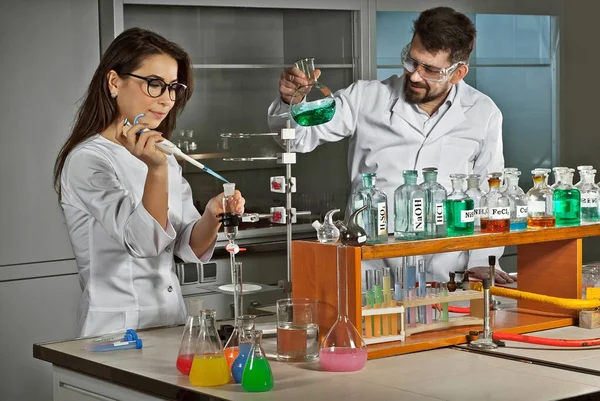 Een Team Van Wetenschappers Die Het Laboratorium Werken Assistenten Voeren — Stockfoto