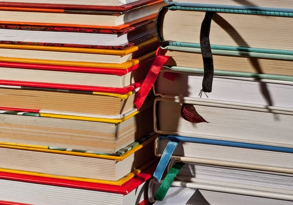 Veel Hardcover Boeken Zwarte Achtergrond Stapel Boeken Met Witte Gele — Stockfoto