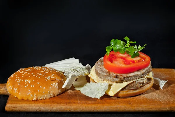 Hambúrguer Fundo Preto Hambúrguer Queijo Com Tomates Repolho Uma Tábua — Fotografia de Stock