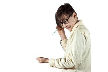 Beyaz arka planda şırıngalı bir çocuk var. Sarı gömlekli bir çocuk ilaçla oynuyor. Gözlüklü, unutulmaz gömlekli bir inek..