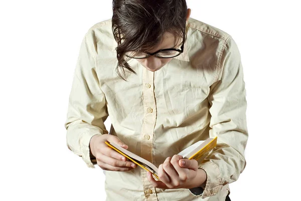 Парень Читает Книгу Белом Фоне Ребенок Жёлтой Рубашке Книгой Руках — стоковое фото
