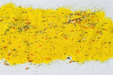 Kokulu baharatlar ince topraktır. Biber ve çeşitli sebzelerle çeşninin dokusunu..