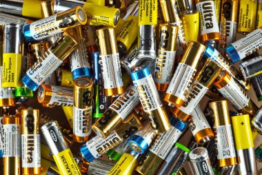 Chernivtsi, Ukrayna, 28 Mart 2020. Birçok farklı üreticilerin kullandığı piller. Geri dönüşüm için eski piller.