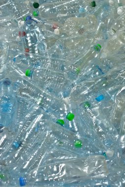 Birçok plastik şişe dökülüyor. Şeffaf su şişelerinin dokusu. Çevre kirliliği ve çevre sorunları kavramı.