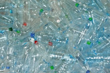 Birçok plastik şişe dökülüyor. Şeffaf su şişelerinin dokusu. Çevre kirliliği ve çevre sorunları kavramı.
