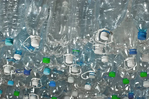 许多塑料瓶都被倾倒了 透明瓶装水的结构 环境污染和环境问题的概念 肮脏的塑料特写 — 图库照片