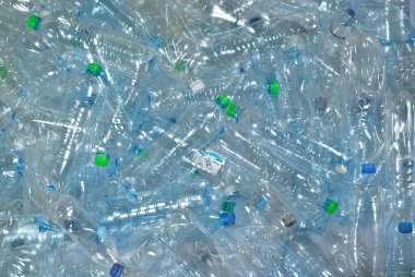 Birçok plastik şişe dökülüyor. Şeffaf su şişelerinin dokusu. Çevre kirliliği ve çevre sorunları kavramı.