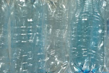 Birçok plastik şişe dökülüyor. Şeffaf su şişelerinin dokusu. Çevre kirliliği ve çevre sorunları kavramı. Kirli plastik yakın plan..