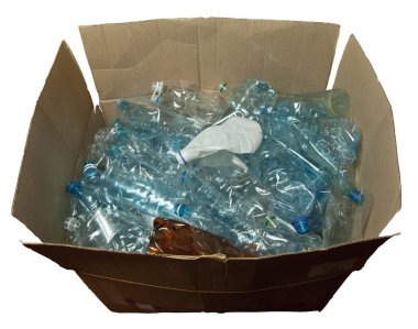 Karton bir kutuda boş plastik şişeler. Birçok şeffaf şişe beyaz bir arka planda izole.