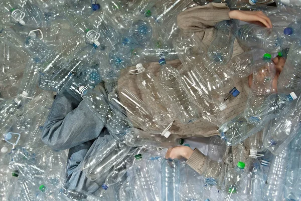 Mężczyzna Swetrze Drutach Tle Pustych Plastikowych Butelek Koncepcja Ochrony Środowiska — Zdjęcie stockowe