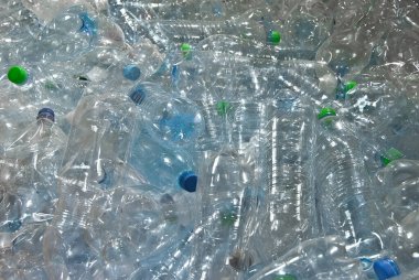 Birçok plastik şişe dökülüyor. Şeffaf su şişelerinin dokusu. Çevre kirliliği ve çevre sorunları kavramı.