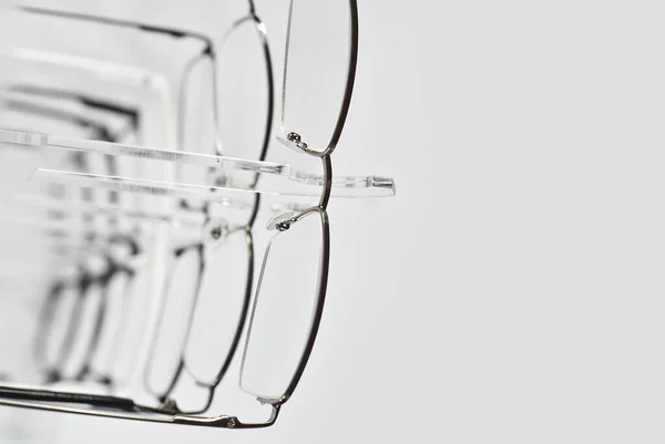 Muchos Vasos Sobre Fondo Blanco Las Gafas Apilan Una Fila — Foto de Stock