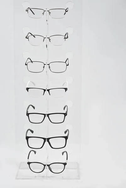 Wiele Szklanek Białym Tle Okulary Ułożone Rzędzie Przezroczystej Witrynie Sklepowej — Zdjęcie stockowe