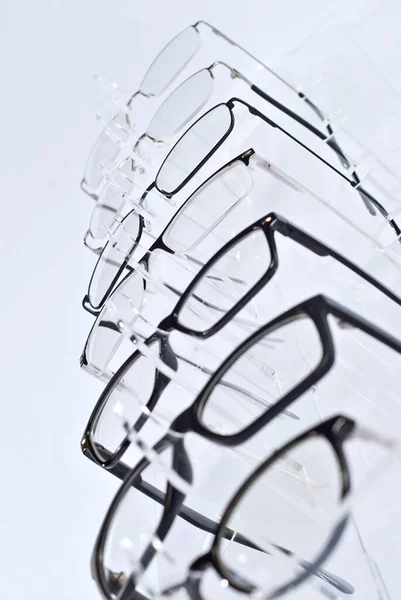 Muchos Vasos Sobre Fondo Blanco Las Gafas Apilan Una Fila — Foto de Stock