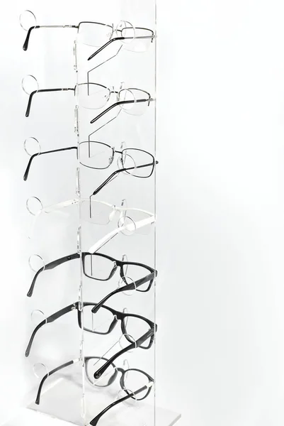 Viele Gläser Auf Weißem Hintergrund Auf Einem Transparenten Schaufenster Stapeln — Stockfoto