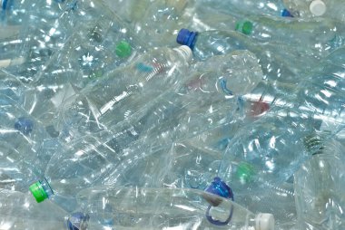 Birçok plastik şişe dökülüyor. Şeffaf su şişelerinin dokusu. Çevre kirliliği ve çevre sorunları kavramı.