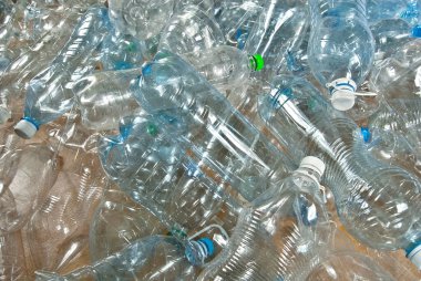 Birçok plastik şişe dökülüyor. Şeffaf su şişelerinin dokusu. Çevre kirliliği ve çevre sorunları kavramı. Kirli plastik yakın plan..