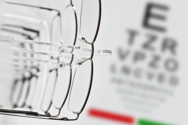 Många Glasögon Vit Bakgrund Glasögonen Staplas Rad Ett Genomskinligt Skyltfönster — Stockfoto