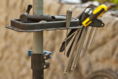 Bisiklet tamir aletleri kapanıyor. Tamir için bir sürü ekipman var..