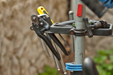 Bisiklet tamir aletleri kapanıyor. Tamir için bir sürü ekipman var..